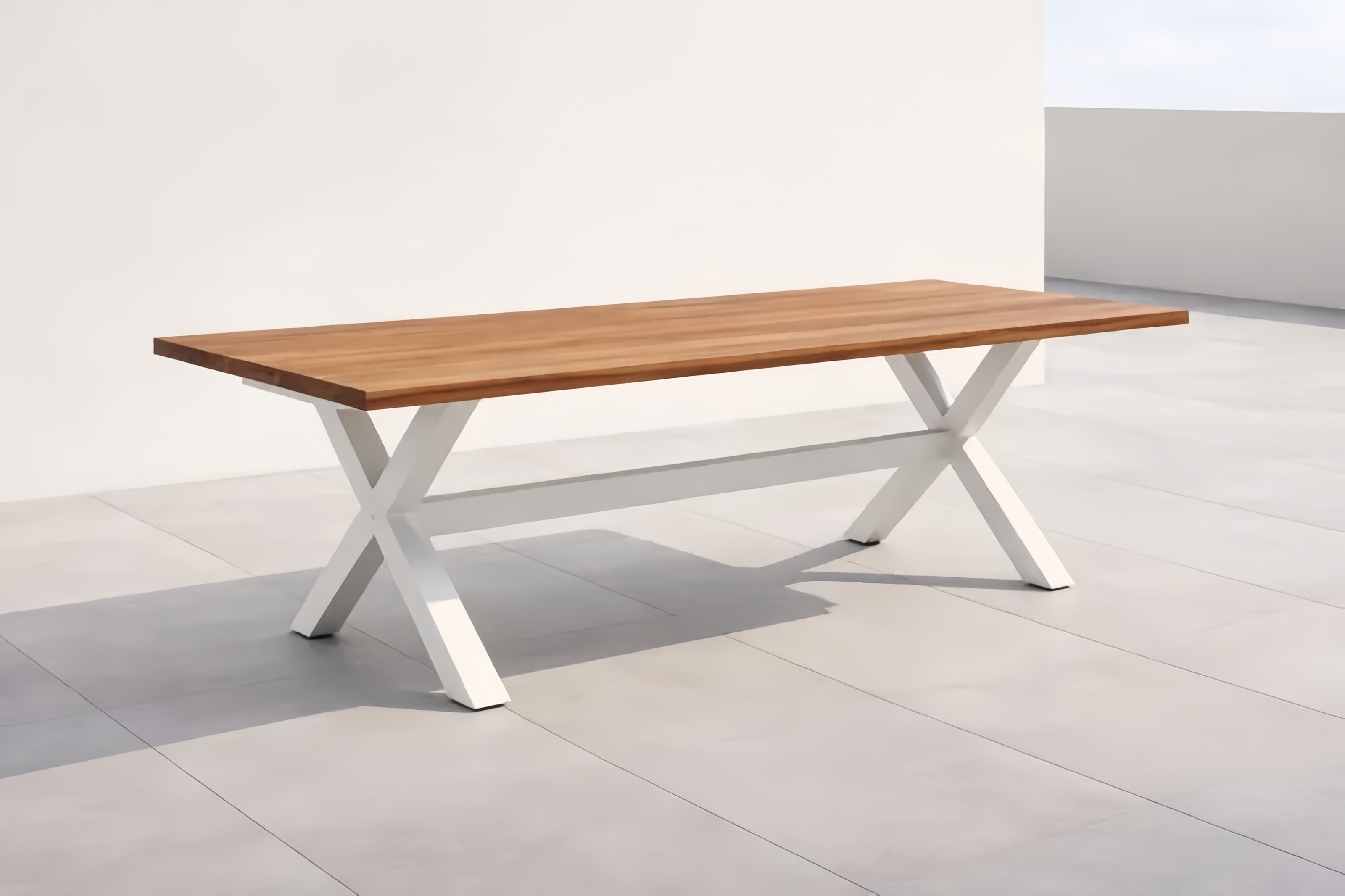 Table rectangulaire bois teck pieds croisés acier blanc
