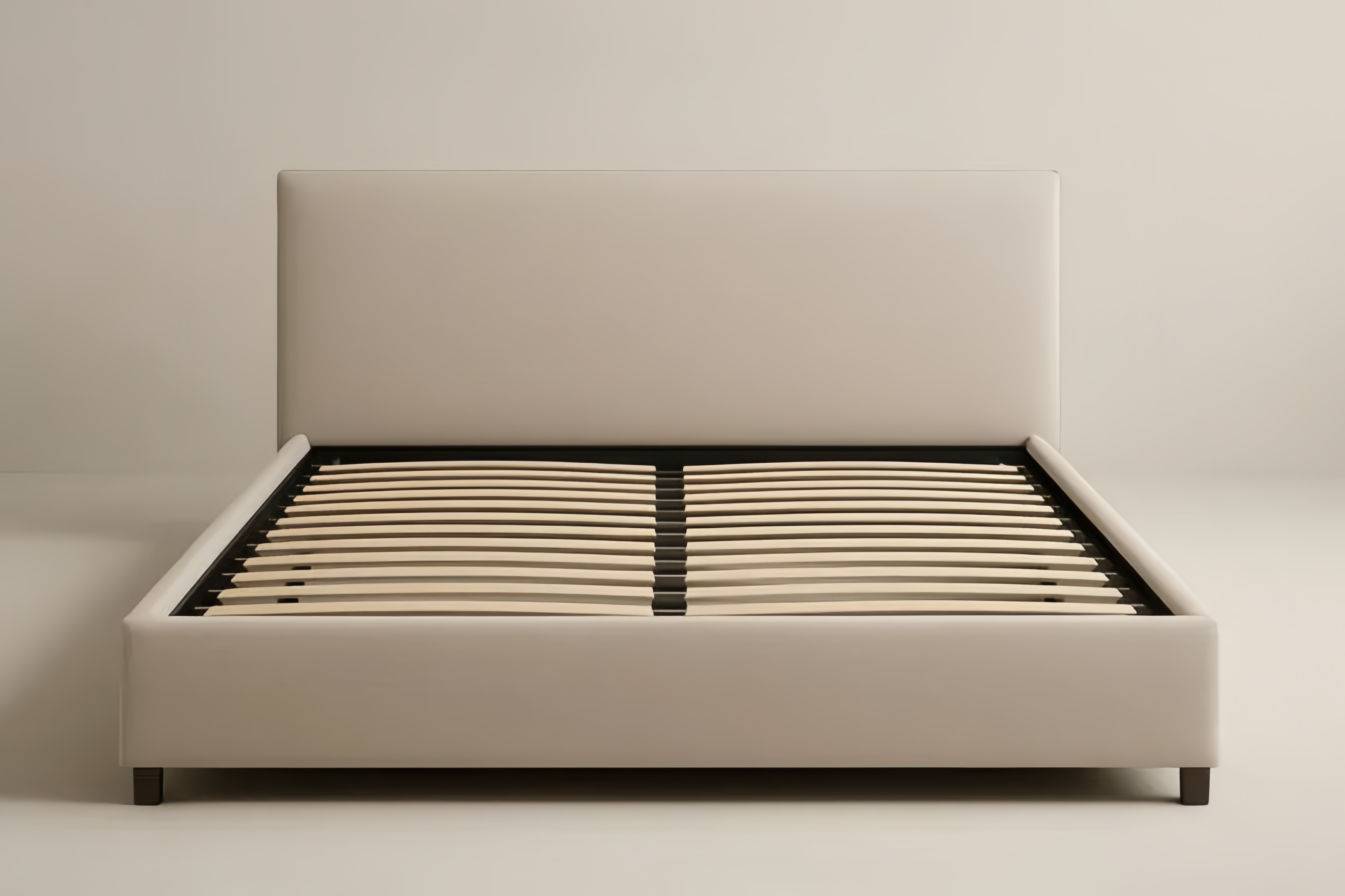 Lit double en tissu beige avec sommier à lattes