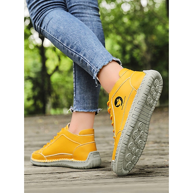 Women's Red and White Casual Walking Sneakers – Soft Flexible Sole, Retro Sport Style, Ideal for Holiday Outfits, Daily Errands, Outdoor Strolls and Christmas-Themed Looks