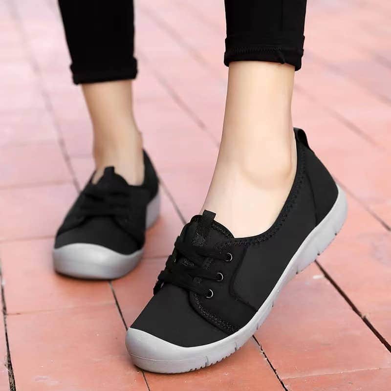 Weiche, orthopädische, rutschfeste Schuhe mit runder Spitze – bevorzugt von schwangeren Frauen und älteren Menschen