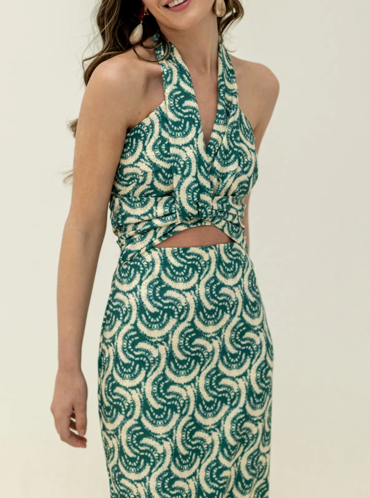 Cuello halter con aberturas verde estampado