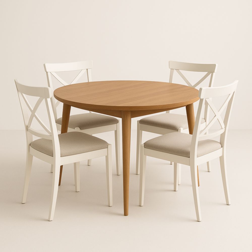 Table en bois naturel avec 4 chaises blanches en tissu