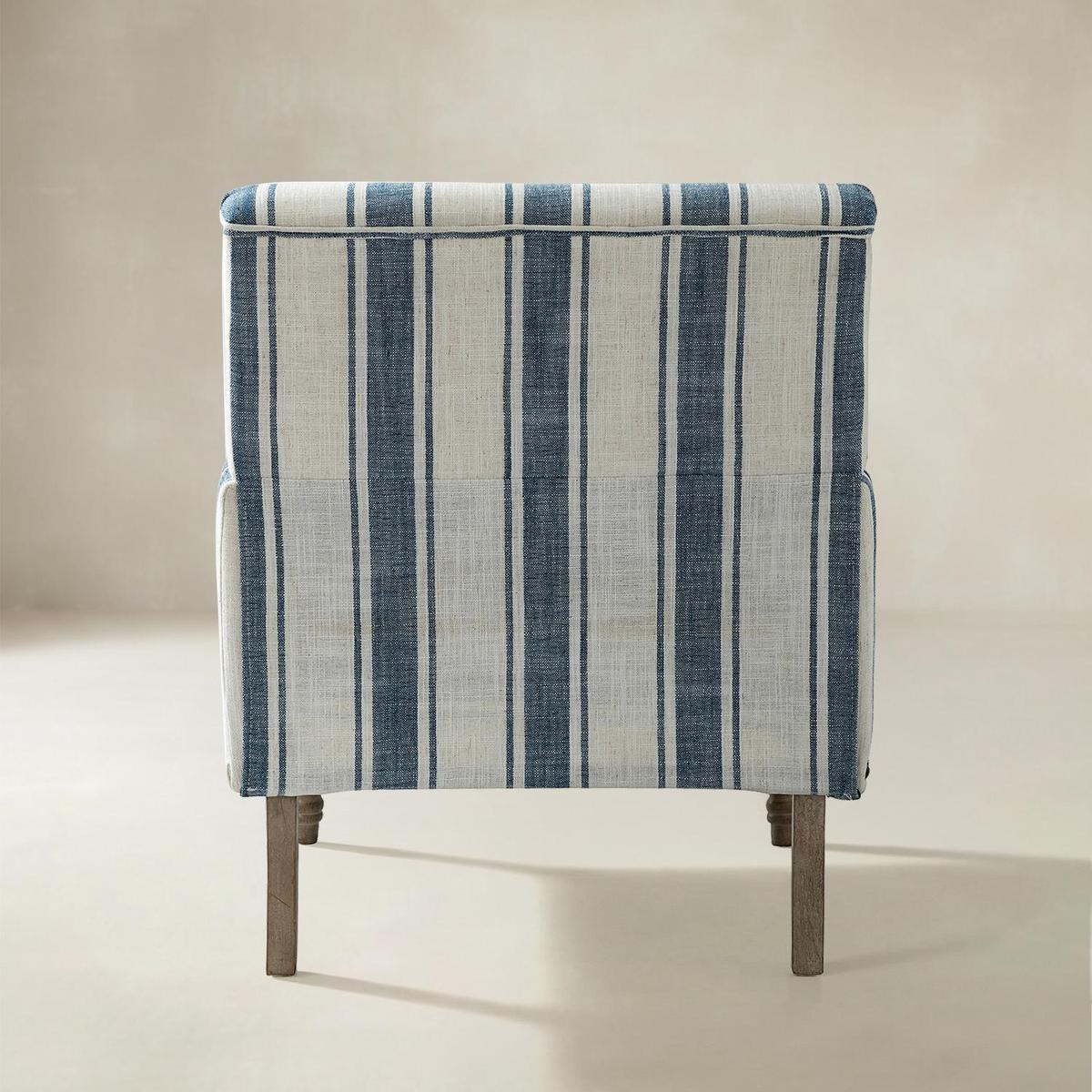 Lecce Farmhouse Armchair with Elegantly Legs