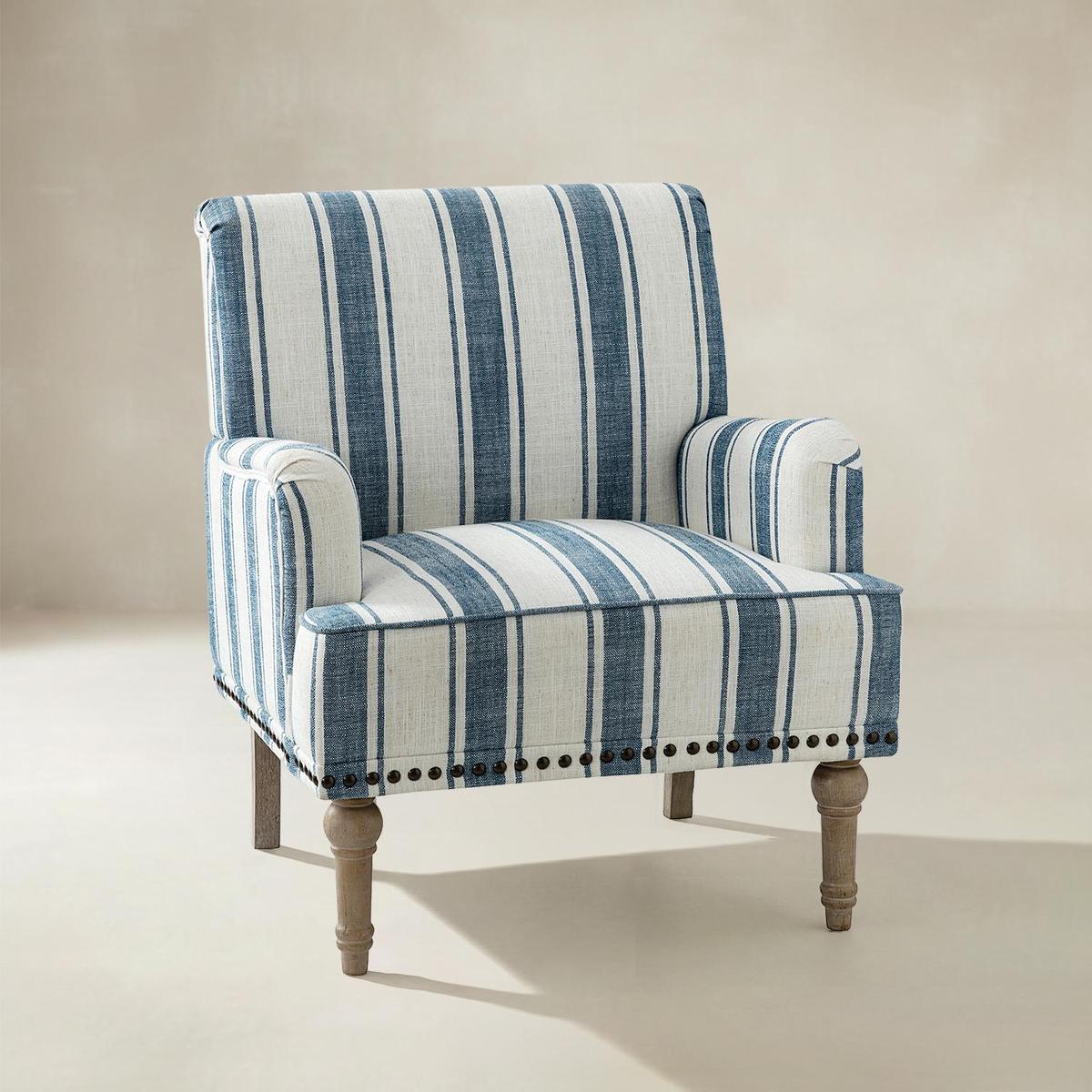 Lecce Farmhouse Armchair with Elegantly Legs