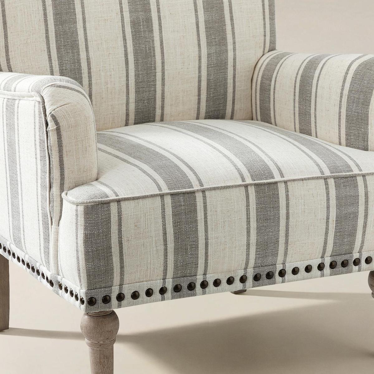 Lecce Farmhouse Armchair with Elegantly Legs