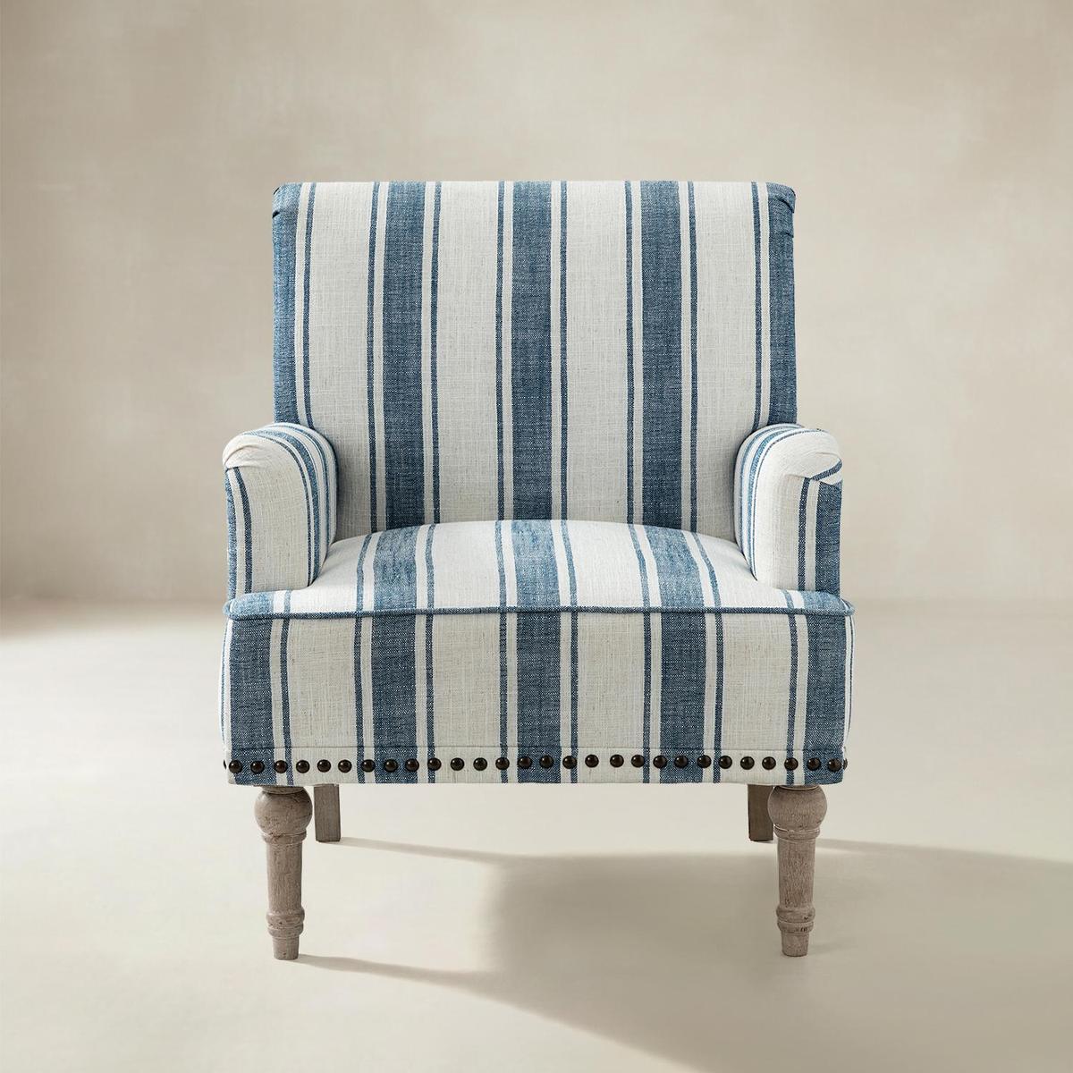 Lecce Farmhouse Armchair with Elegantly Legs