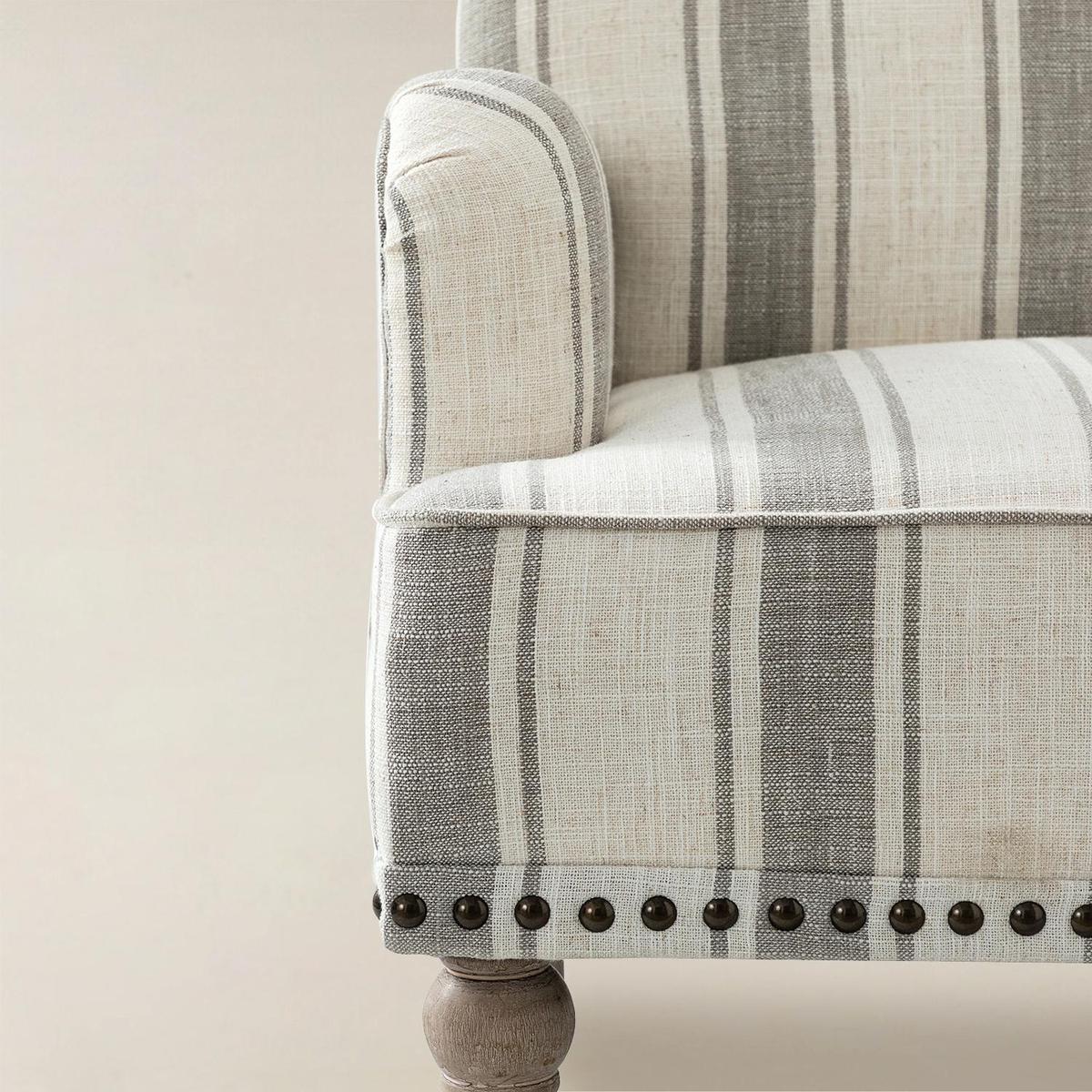 Lecce Farmhouse Armchair with Elegantly Legs