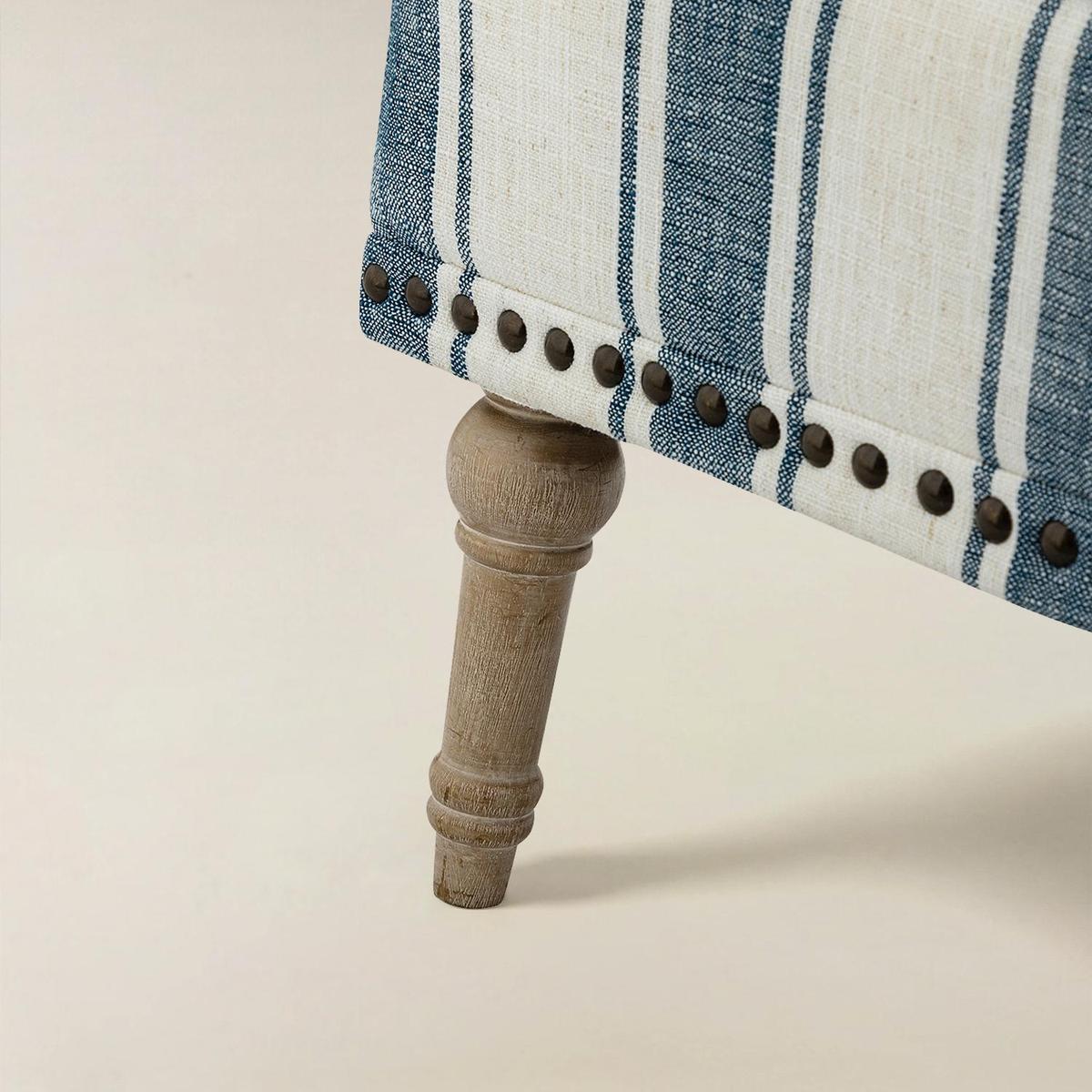 Lecce Farmhouse Armchair with Elegantly Legs