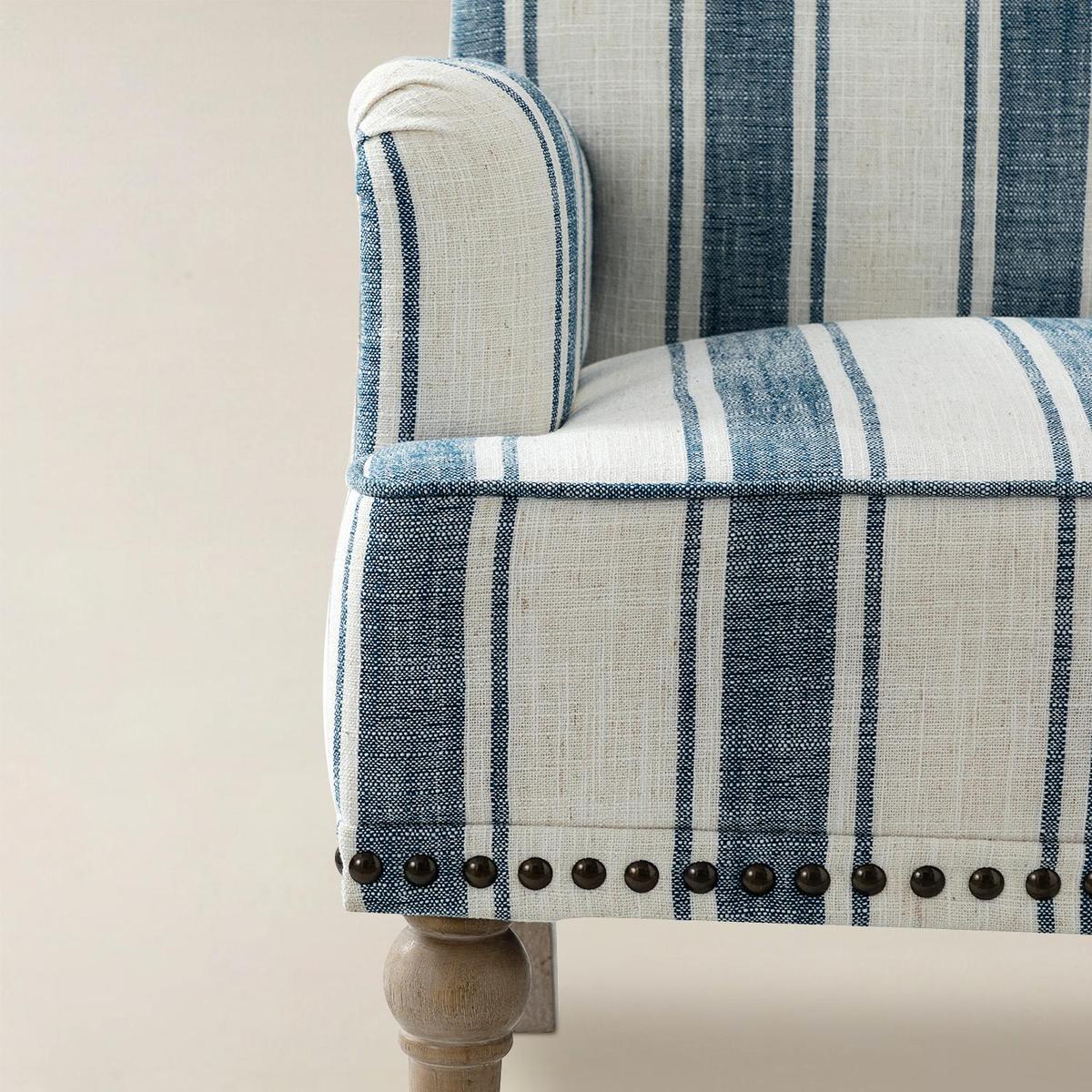 Lecce Farmhouse Armchair with Elegantly Legs