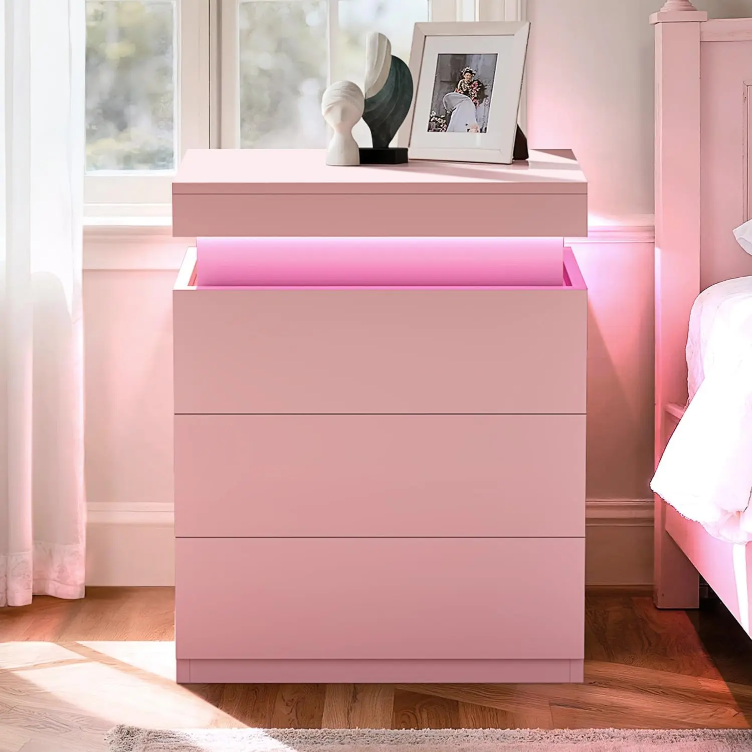 Mesita de noche Sikaic con superficie deslizante, estación de carga y luces LED — Mueble de dormitorio de diseño moderno con cajón