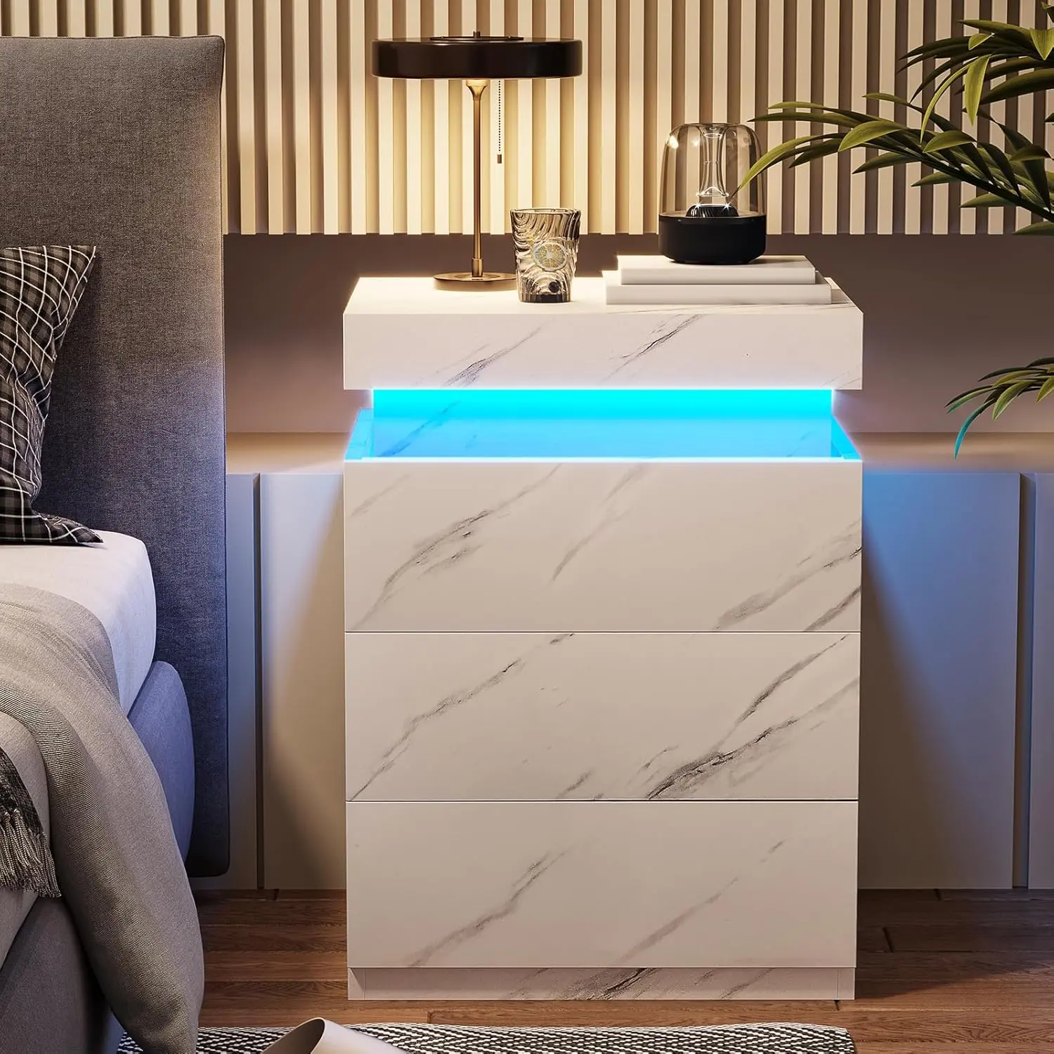 Mesita de noche Sikaic con superficie deslizante, estación de carga y luces LED — Mueble de dormitorio de diseño moderno con cajón
