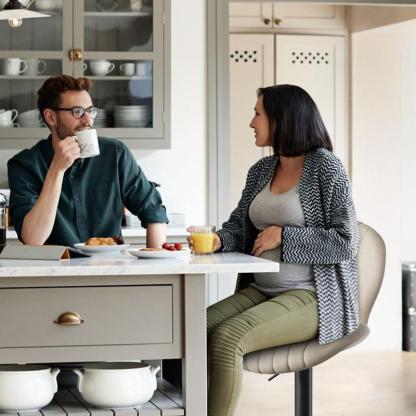 Juego de taburetes de bar modernos de 1/2, sillas giratorias, altura de mostrador con respaldo alto, fácil montaje en 3-5 minutos para bar, cocina y comedor, color beige