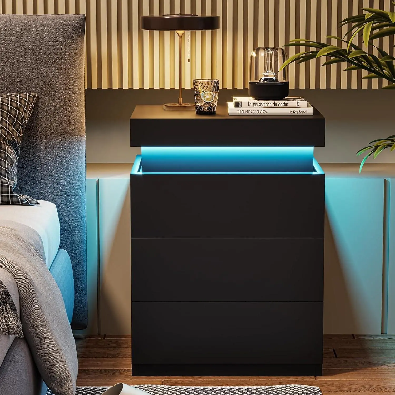 Mesita de noche Sikaic con superficie deslizante, estación de carga y luces LED — Mueble de dormitorio de diseño moderno con cajón