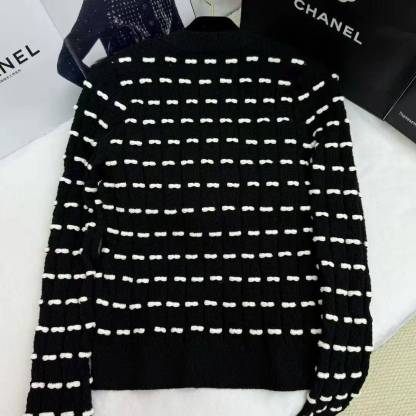 CC 25Autumn and winter collection embellished with bow tie sweater