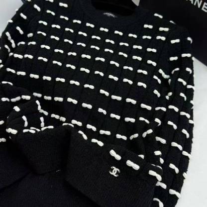 CC 25Autumn and winter collection embellished with bow tie sweater