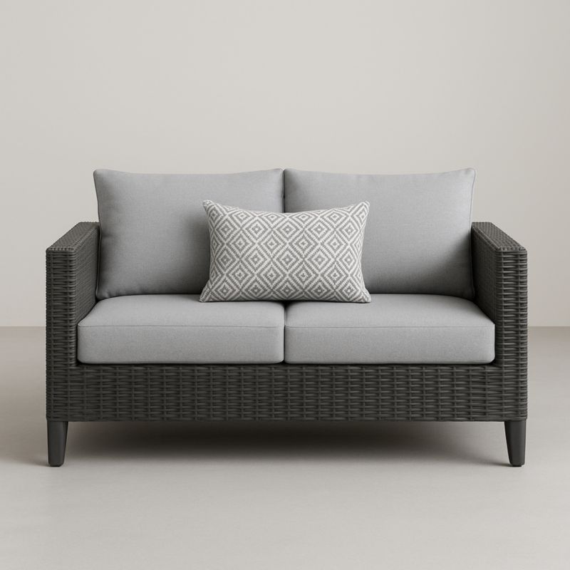 Divano a due posti in rattan con cuscini grigi