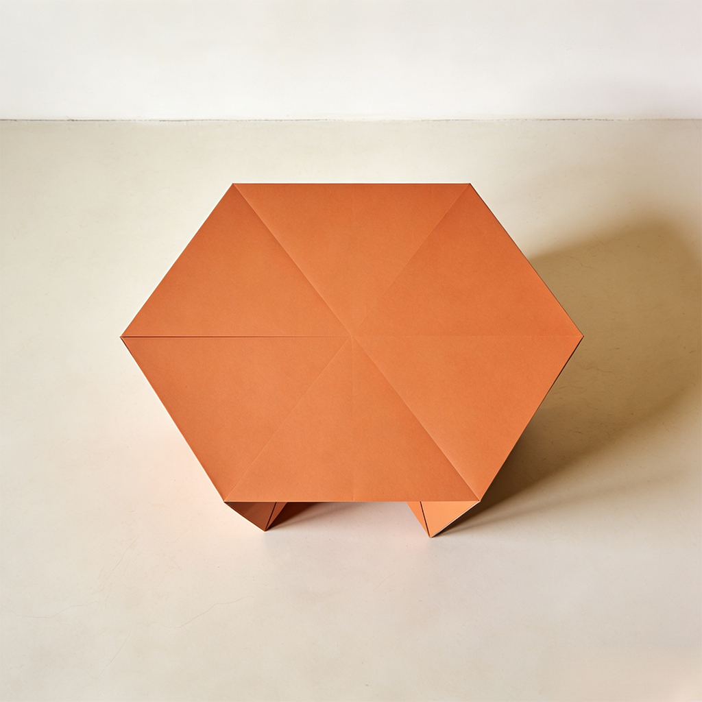 Kleiner Kaffeetisch im schlichten Design