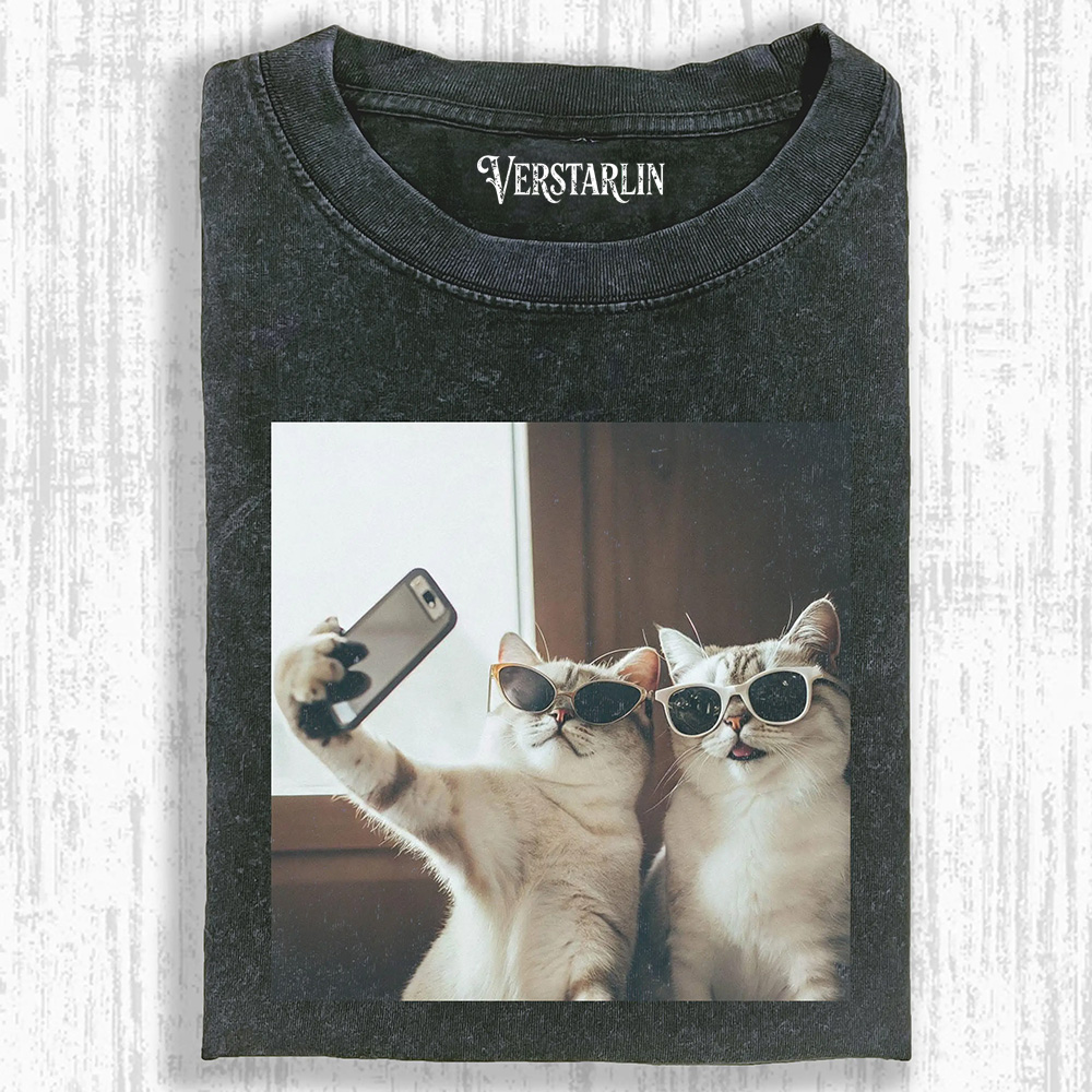 CAT TAKING A SELFIE T-SHIRT