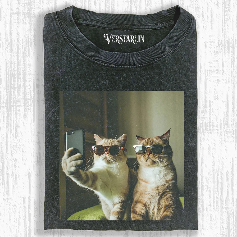 CAT TAKING A SELFIE T-SHIRT