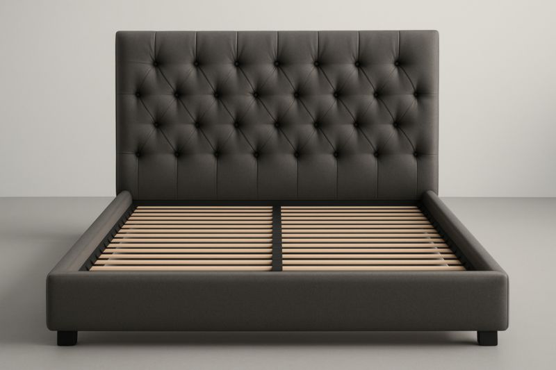 Letto Matrimoniale 160x200 in Faggio Massello con Testiera Trapuntata in Tessuto e Doghe in Betulla