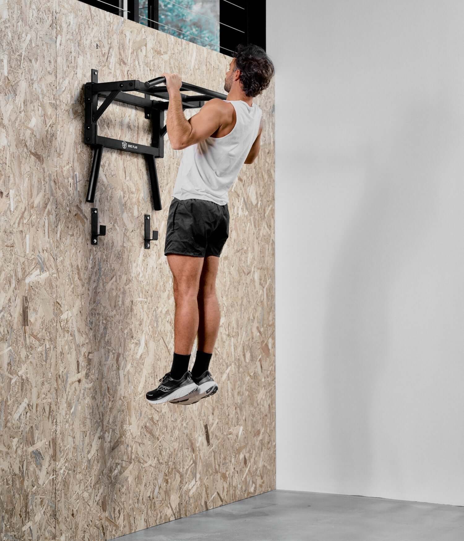 Nástenná hrazda na zhyby a dipy