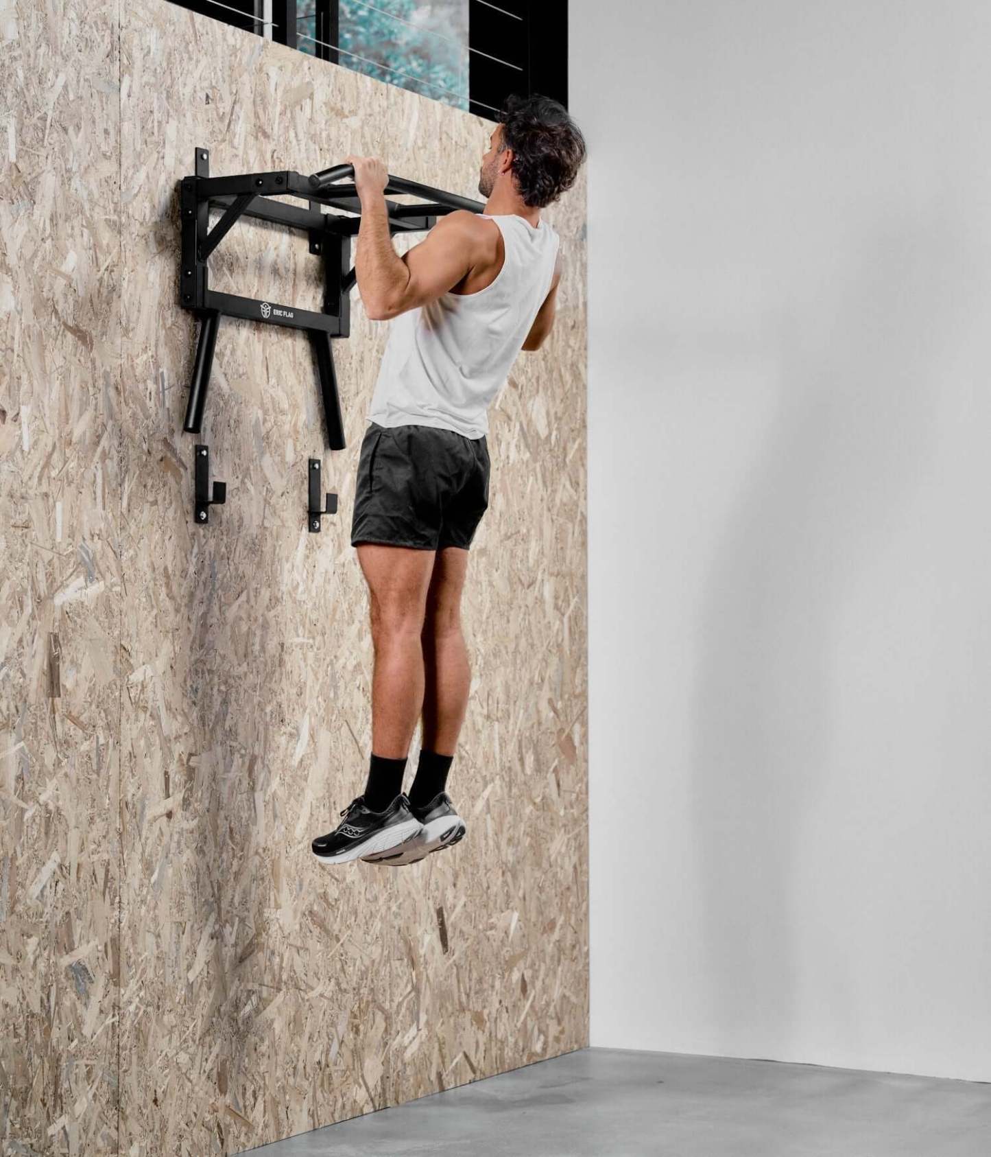 Nástenná hrazda na zhyby a dipy