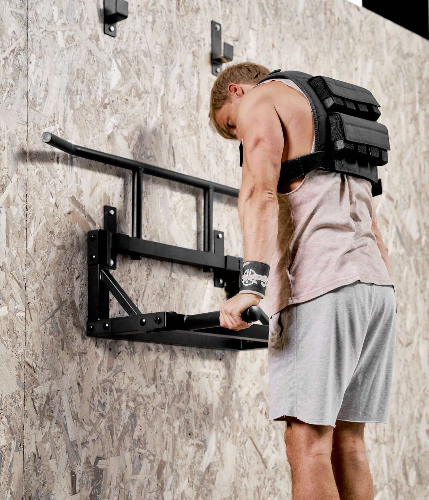 Nástenná hrazda na zhyby a dipy