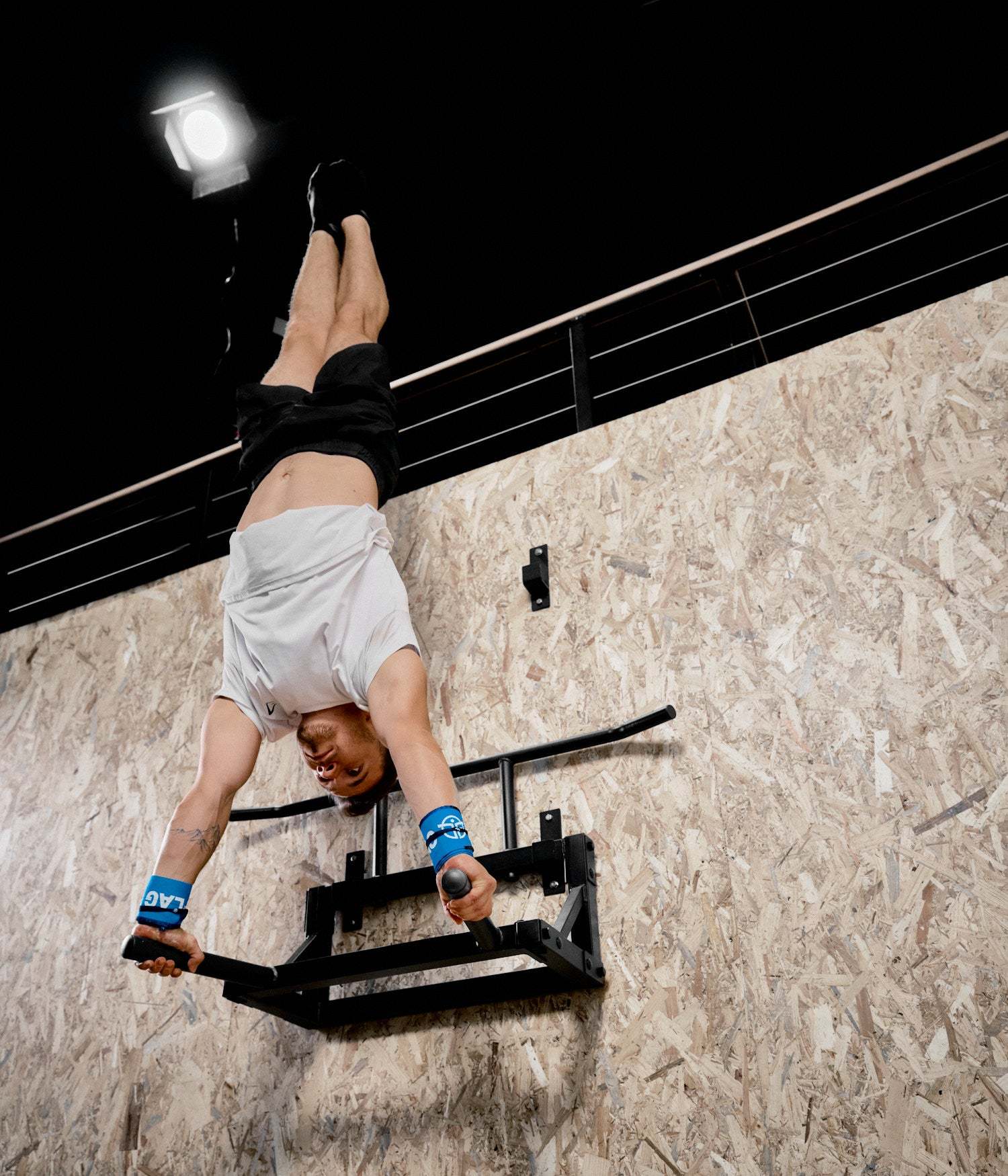 Nástenná hrazda na zhyby a dipy