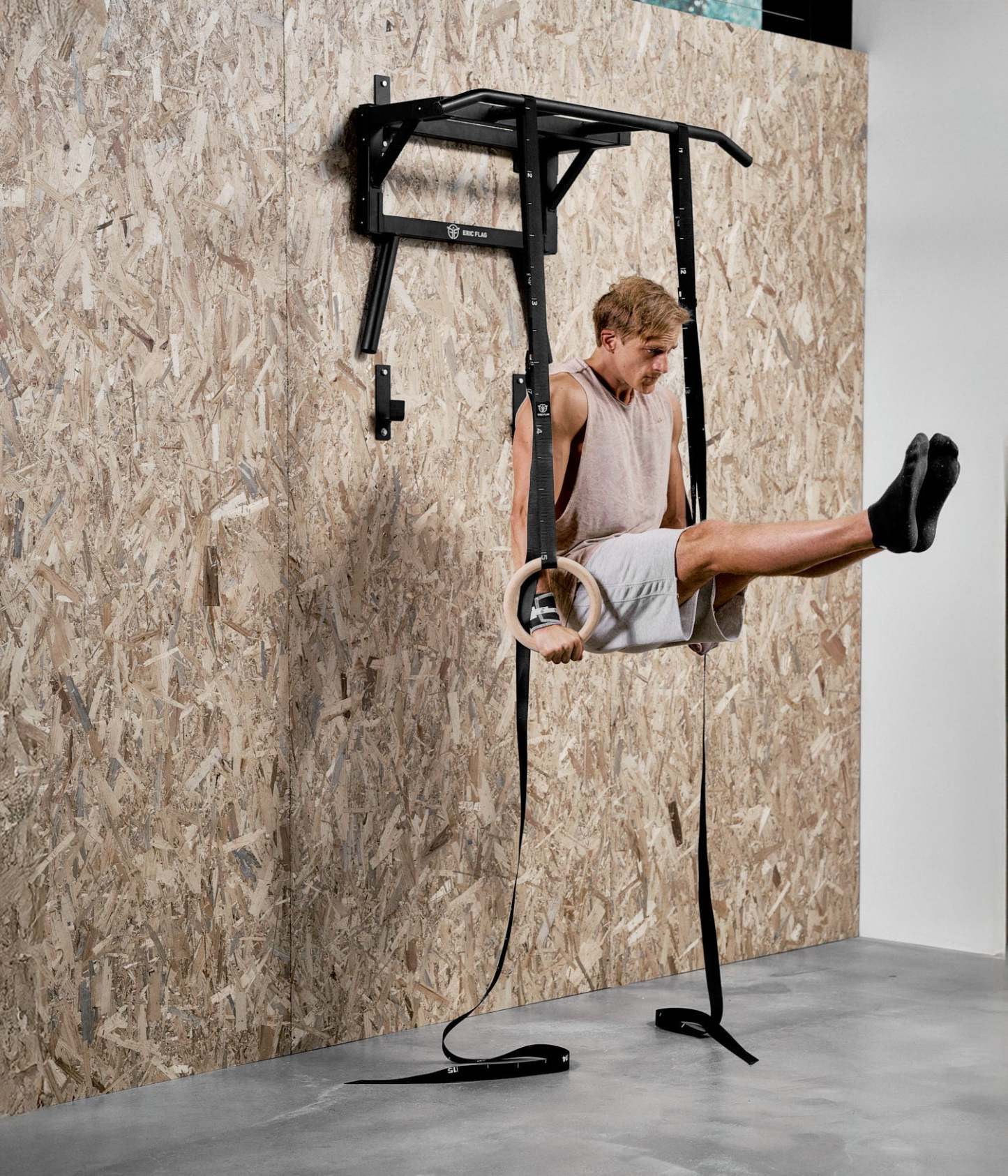 Nástenná hrazda na zhyby a dipy