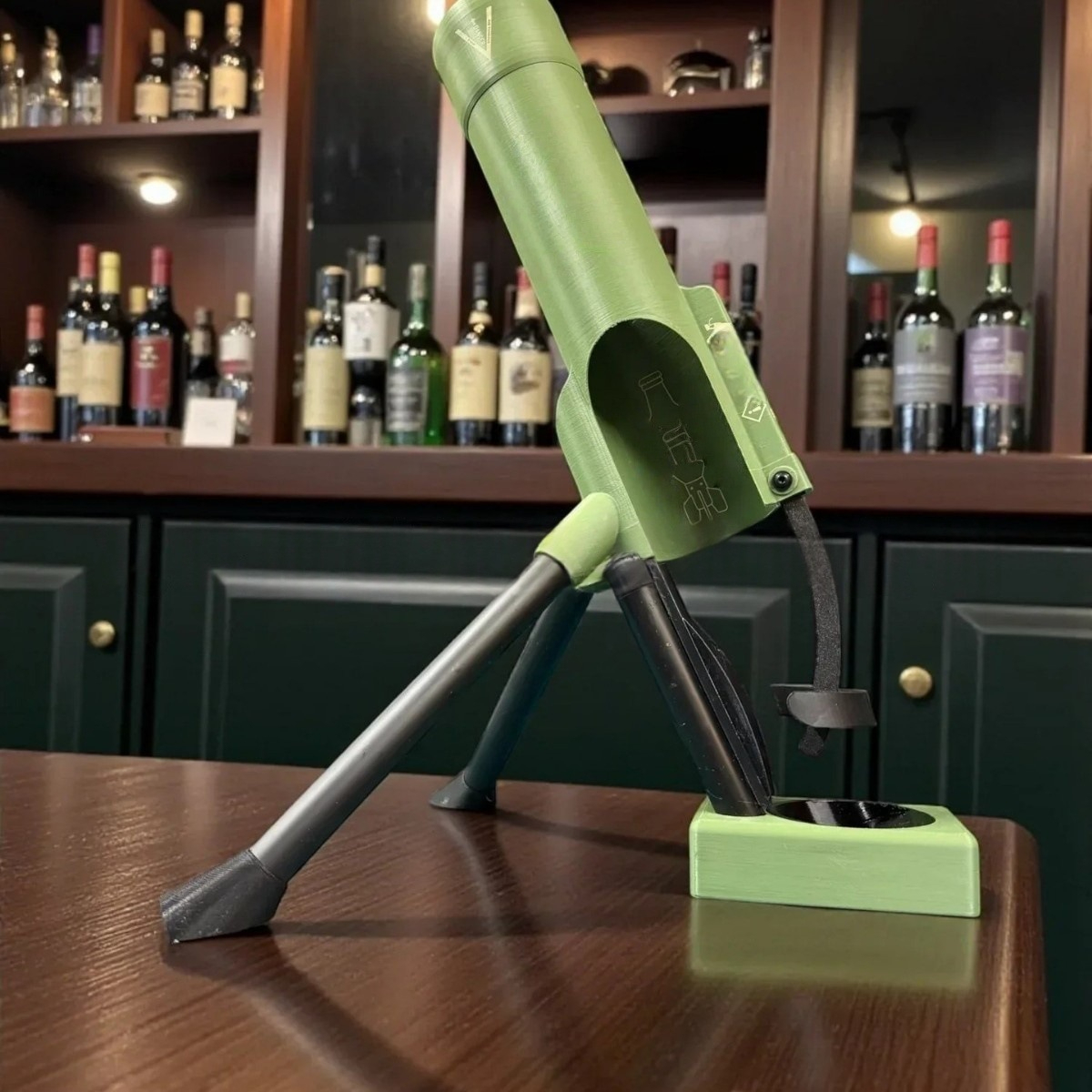 🚀 Mortar-Style Bottle Launcher – Heavy-Duty Hands-Free Opener for Bar & Desk 🍻✨