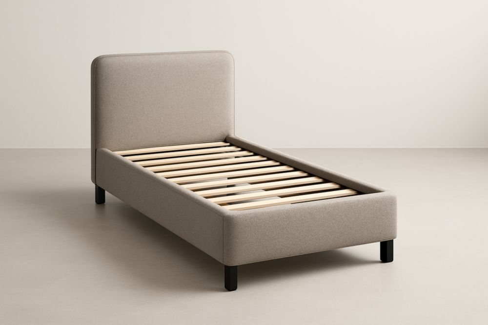 Letto singolo in tessuto grigio con struttura in legno e gambe in metallo