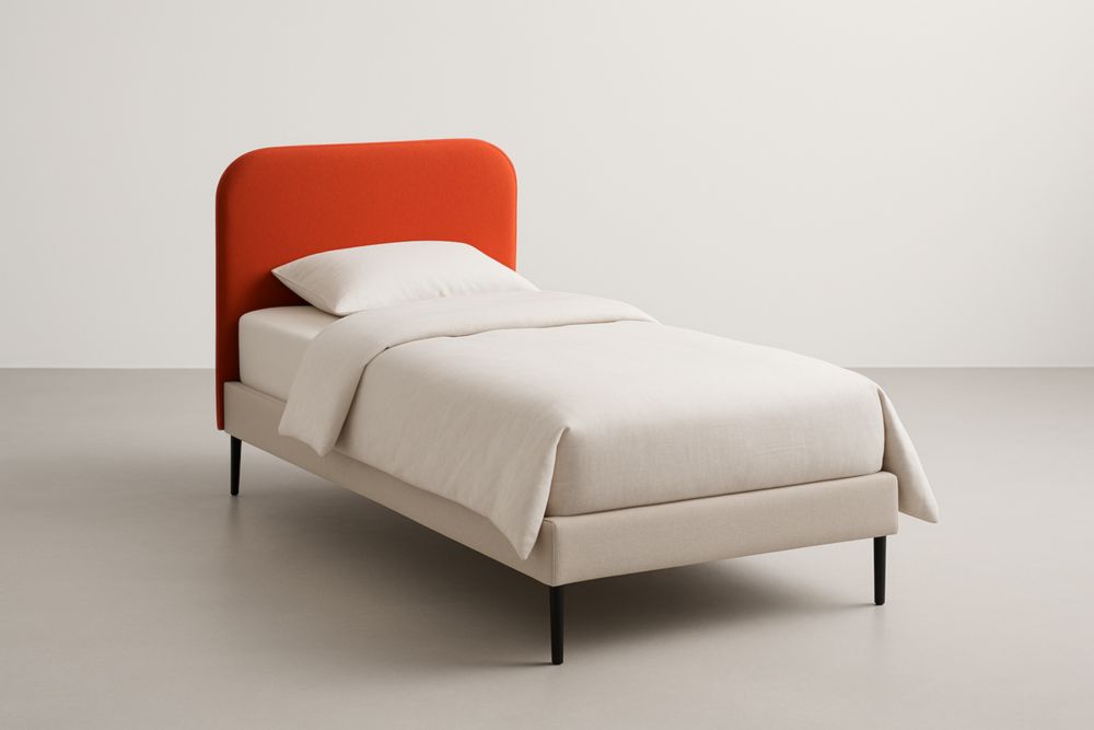 Letto singolo con testiera imbottita in tessuto arancione e struttura in beige