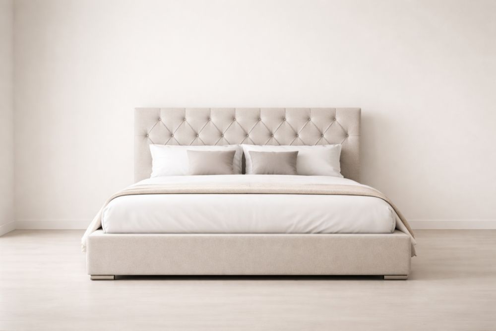 Lit double en tissu beige avec tête de lit capitonnée-maplegorn