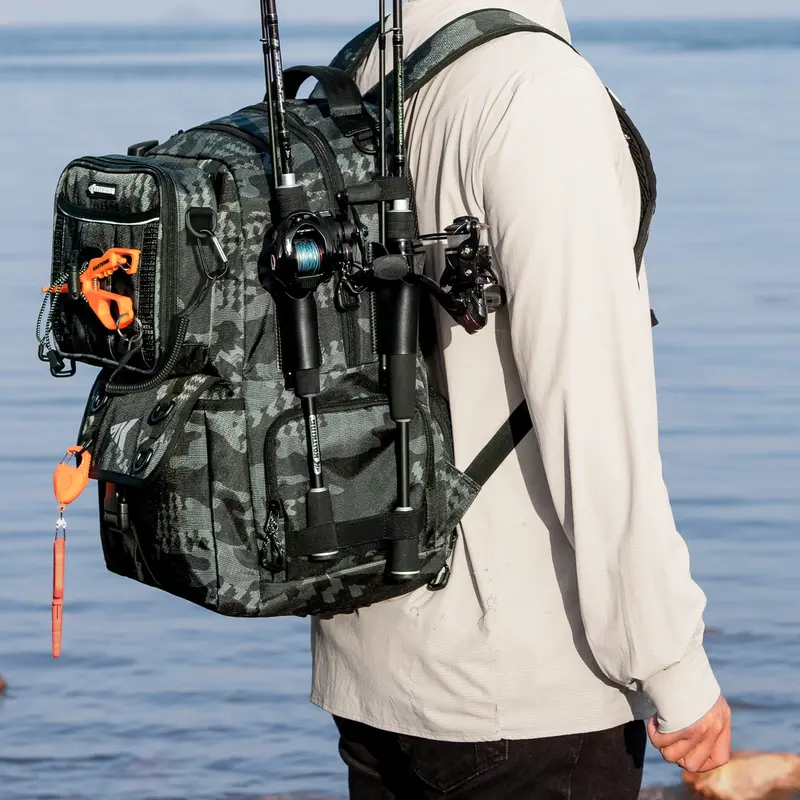 Mochila de pesca KastKing BaitSpace de 50 litros con organizador de cebo extraíble y 4 cajas de aparejos, soportes para cañas y almacenamiento de equipo de pesca.