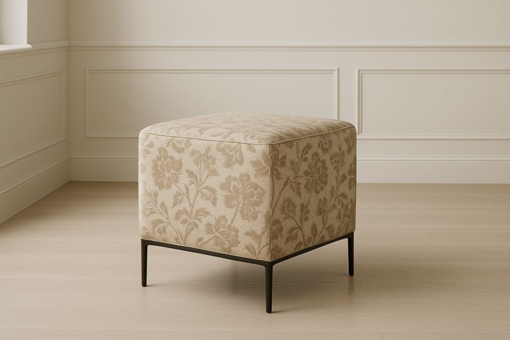 Pouf carré en tissu jacquard beige à fleurs avec structure métallique
