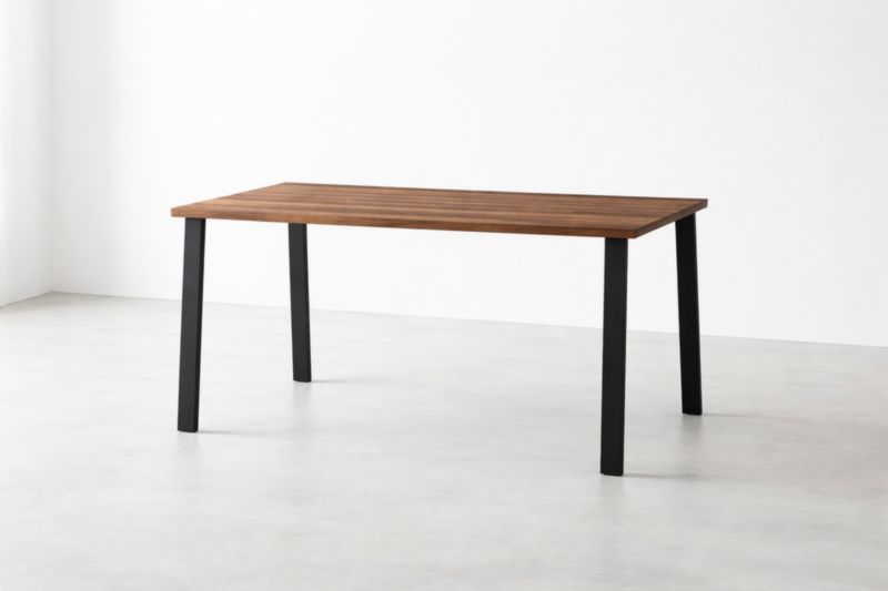 Table de salle à manger en bois de noyer avec pieds en acier noir