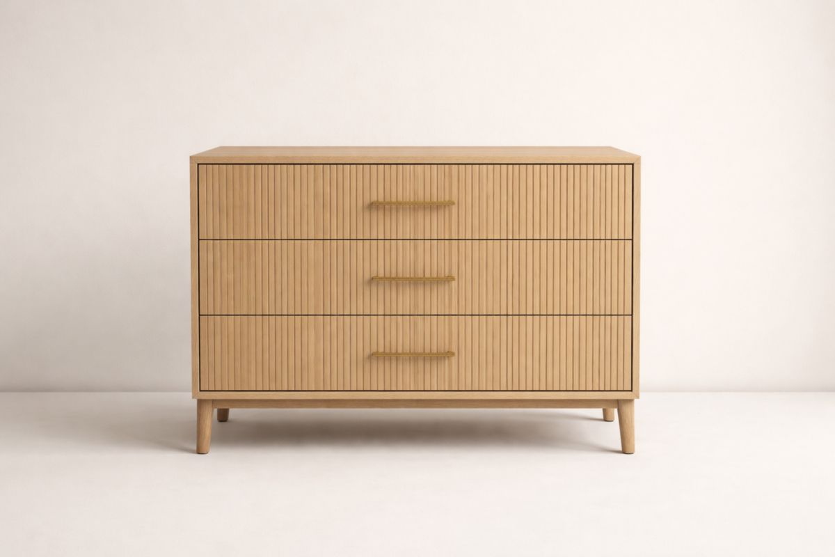 Commode en bois massif avec finition rainurée naturelle