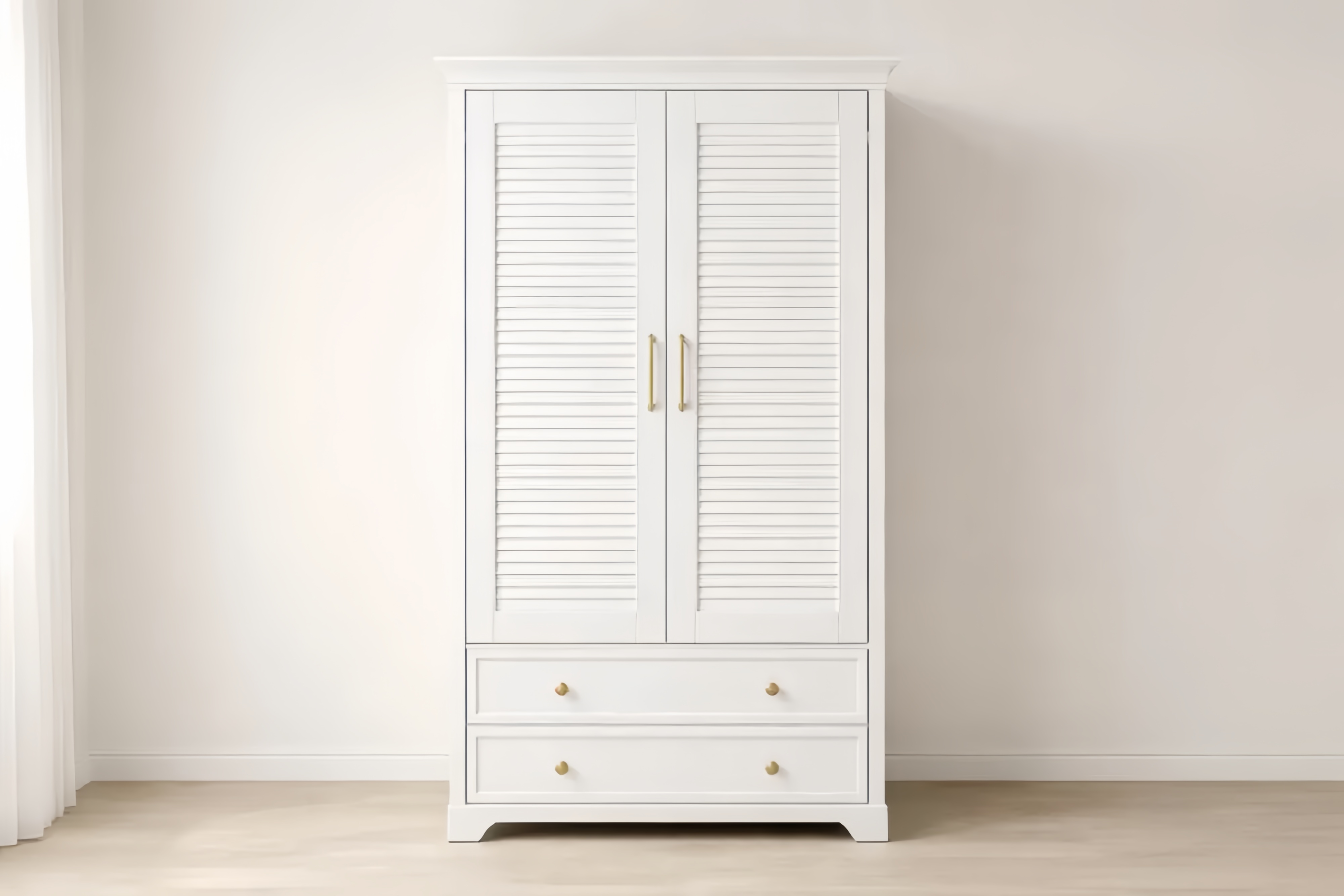 Armoire en bois blanc avec portes persiennes et tiroirs