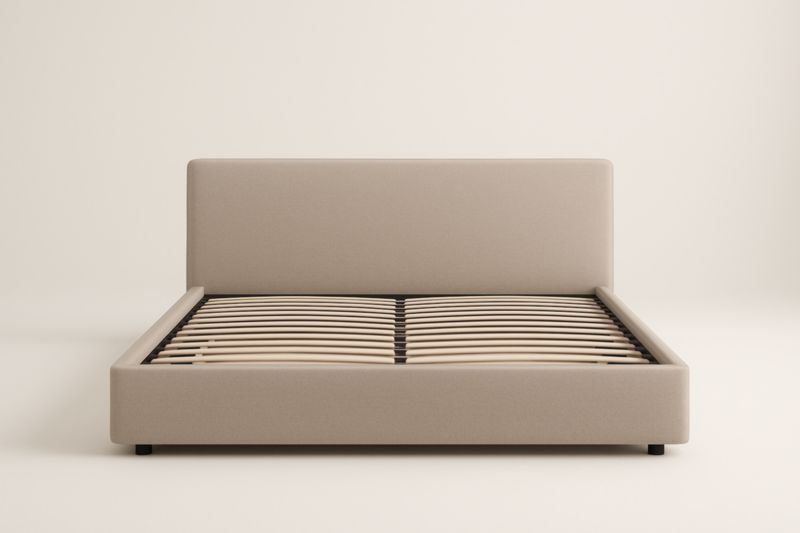 Letto Matrimoniale 160x200 in Faggio Massello con Testiera Imbottita in Schiuma, Rivestimento in Poliestere e Doghe in Betulla