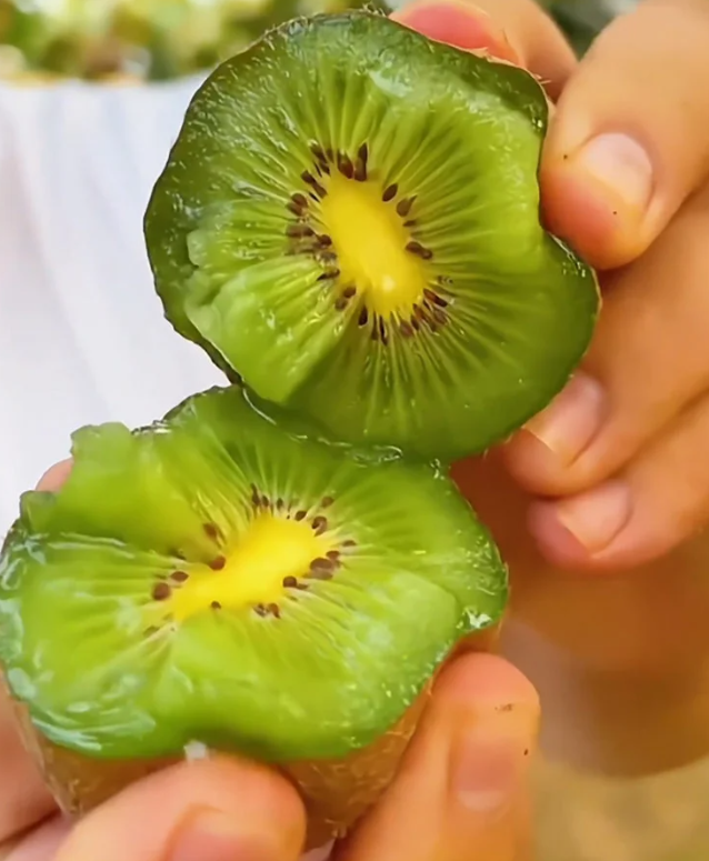🌱【Nasiona cudownego kiwi】Mini nasiona kiwi – Zasadź nasiona słodyczy, zbierz niespodziankę!