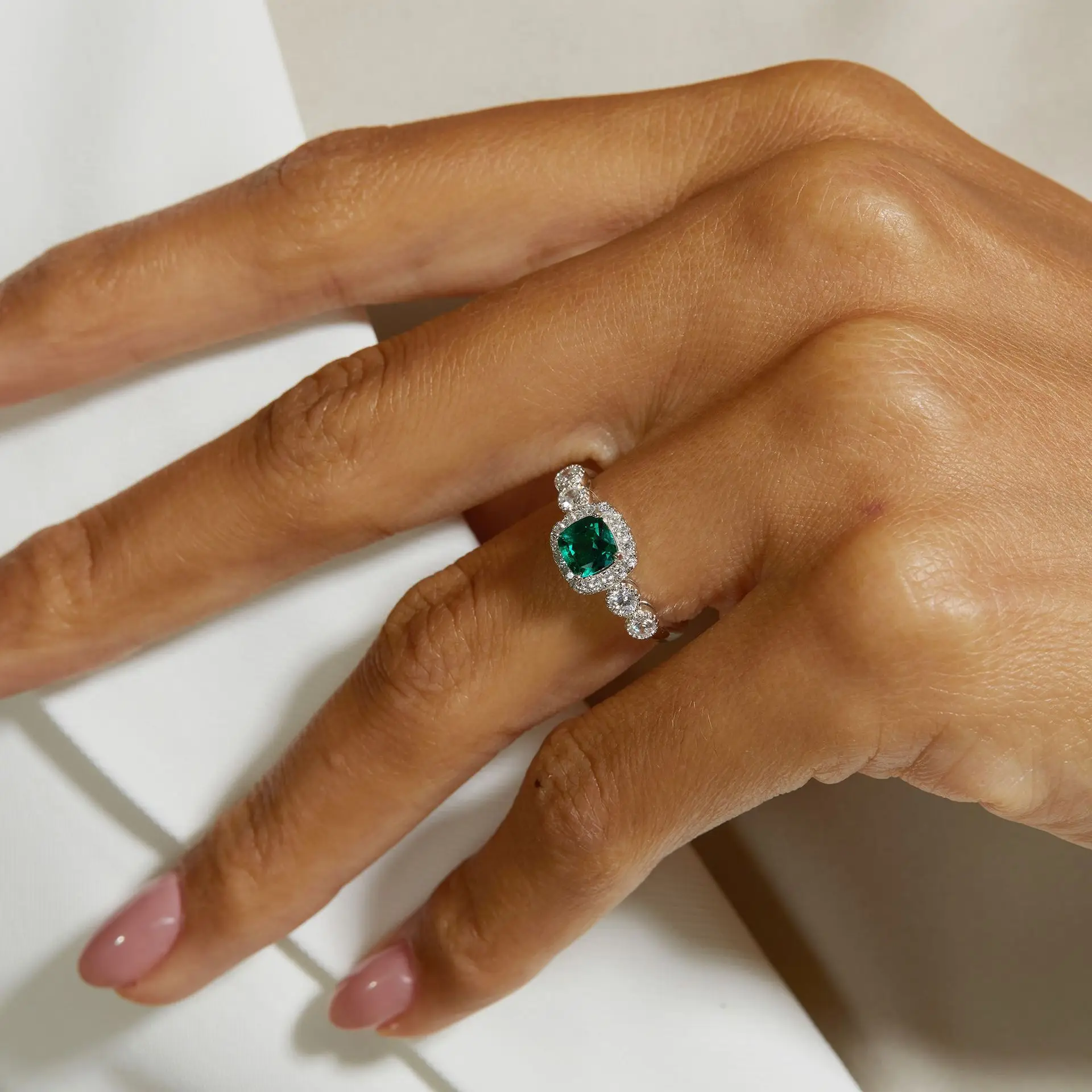 Retro Light Luxury Lab Grown Emerald Ring S925 Silver Inlaid Cultivated Colored Gemstone Ring Custom Wholesale