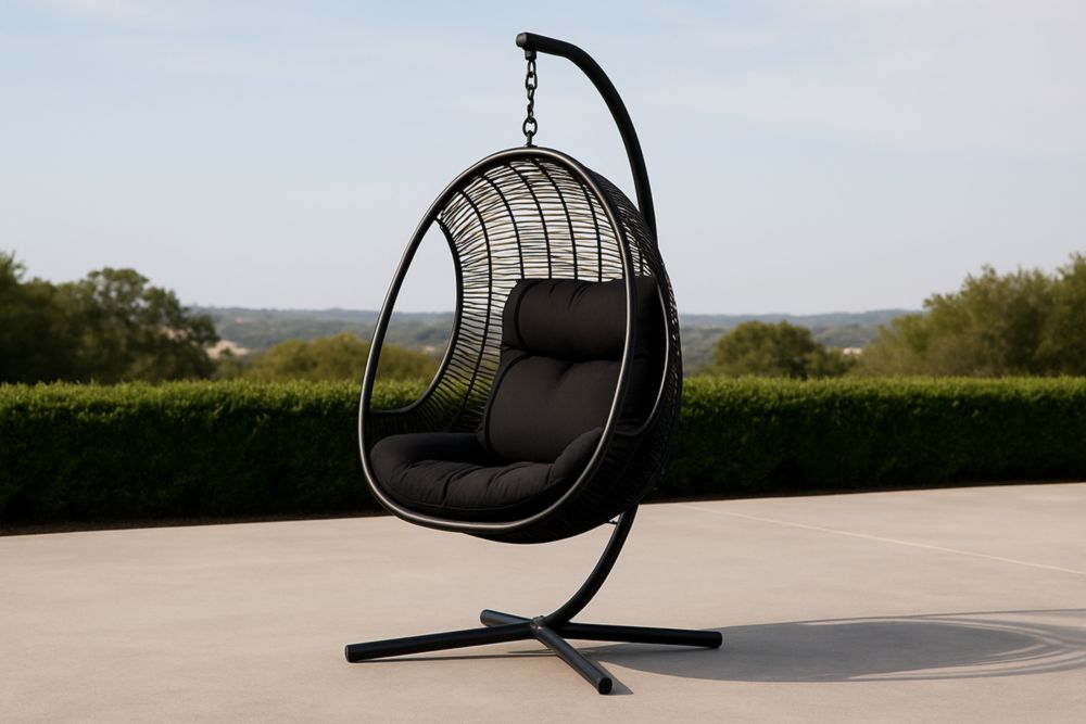 Chaise suspendue en acier et résine tressée noire avec coussins noirs