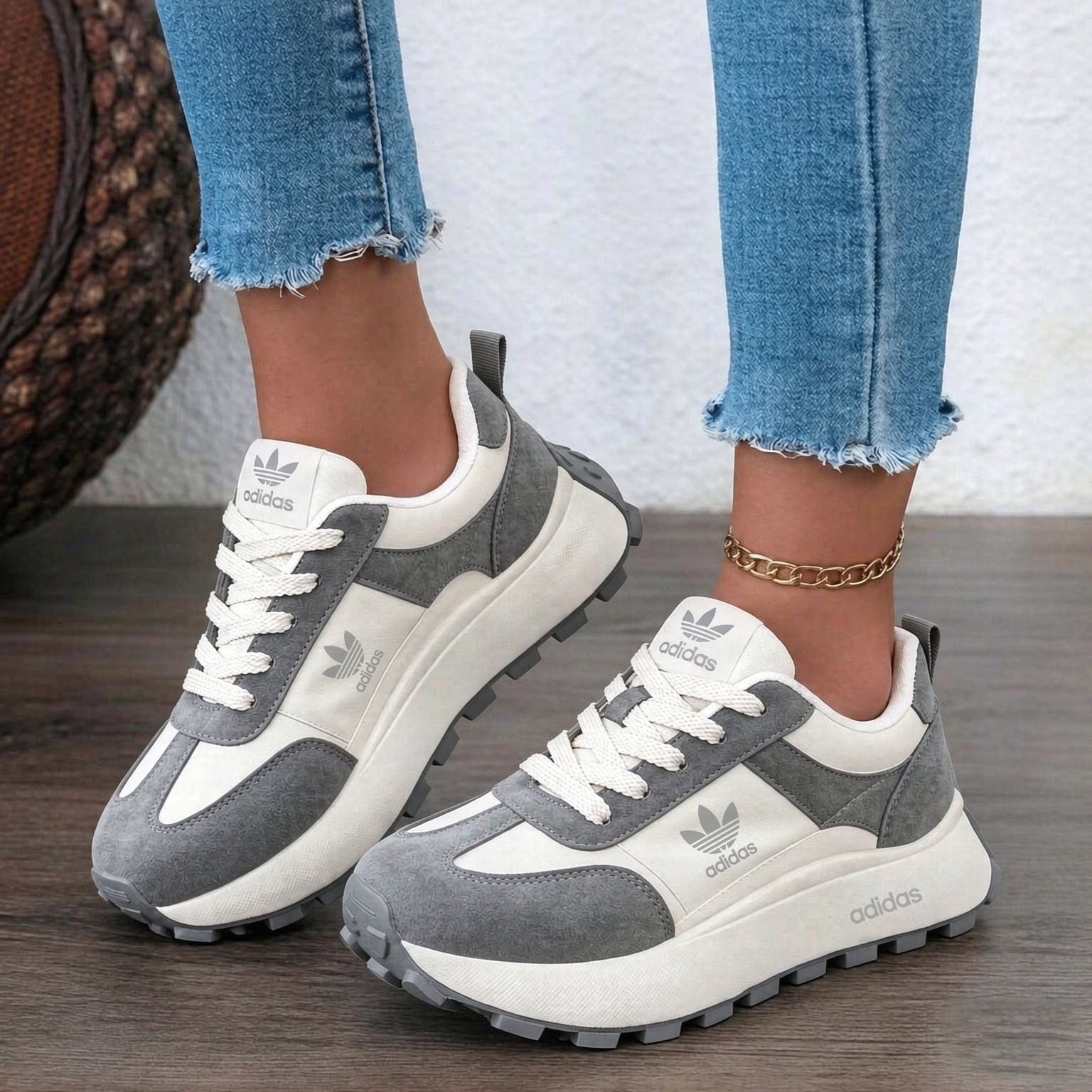 Adidas női platform sportcipő – kényelmes, hétköznapi viselet.