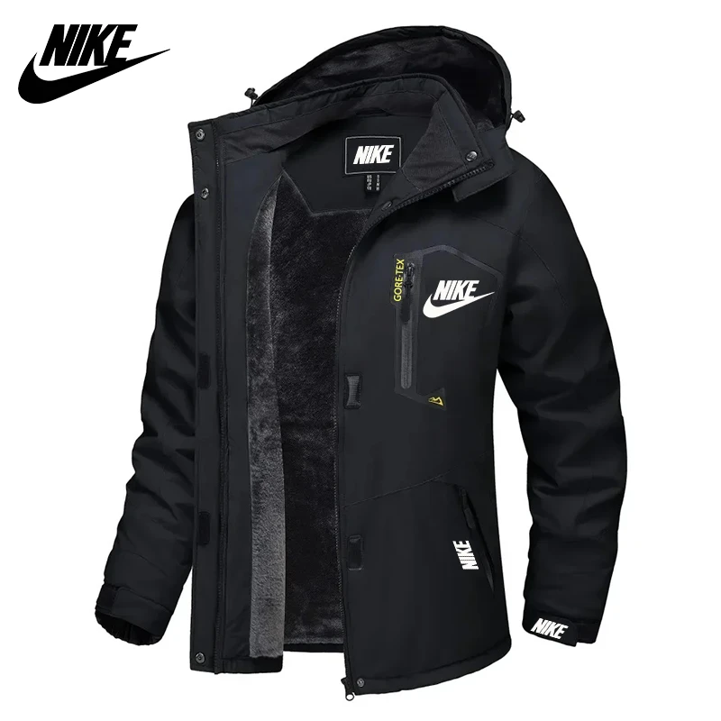 Nike® vízálló kabát, meleg és kényelmes, GORE-TEX® anyagból készült.