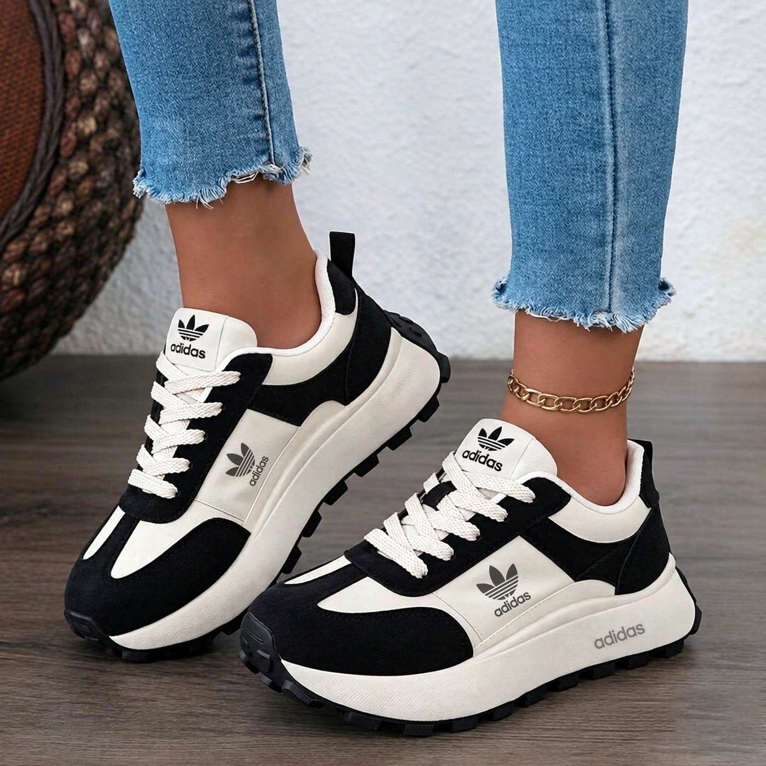 Adidas női platform sportcipő – kényelmes, hétköznapi viselet.