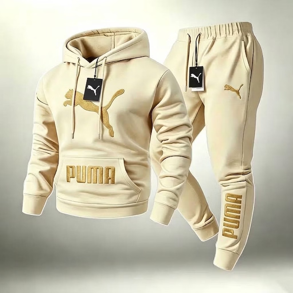 PUMA melegítőszett – kapucnis felső és melegítőnadrág aranyszínű márkajelzéssel –, amely tökéletes választás a mindennapokra.