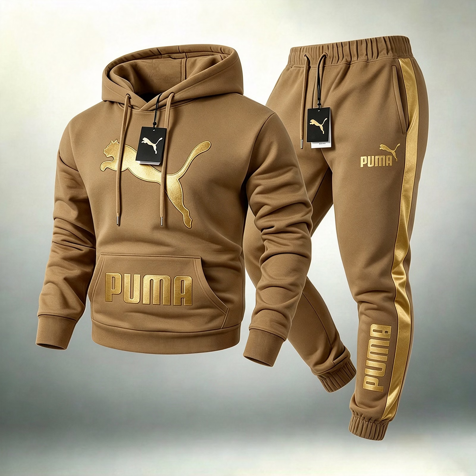 PUMA melegítőszett – kapucnis felső és melegítőnadrág aranyszínű márkajelzéssel –, amely tökéletes választás a mindennapokra.