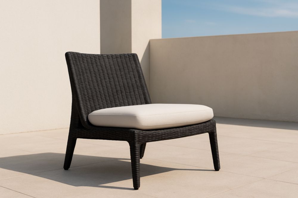 Poltrona in Rattan Sintetico Nero con Cuscino in Poliestere Bianco