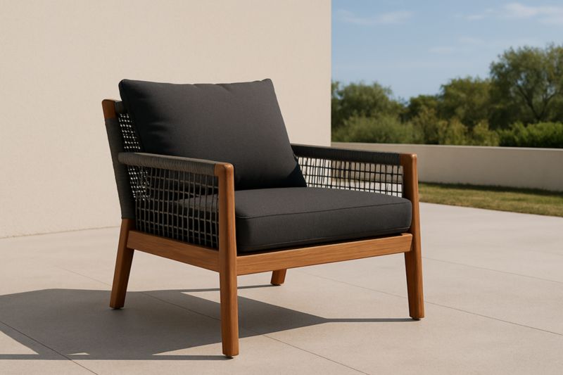 Poltrona in Legno Massello e Rope con Cuscini Neri