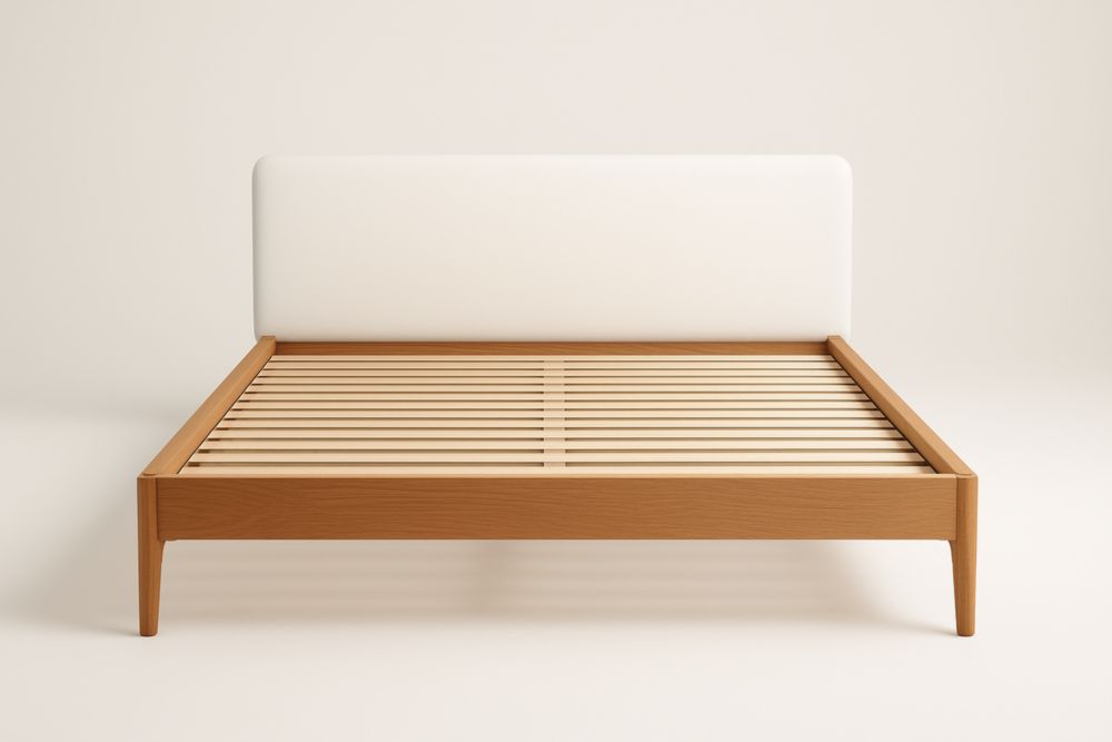 Letto matrimoniale in legno con testiera in tessuto bianco